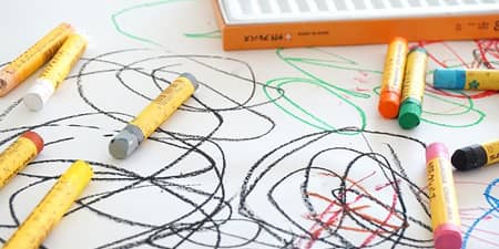 Linie namalowane pastelami w różnych kolorach