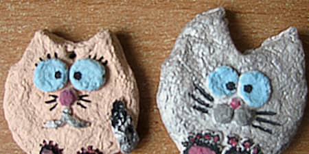 Głowy kotków wykonanych przez dzieci z masy solnej